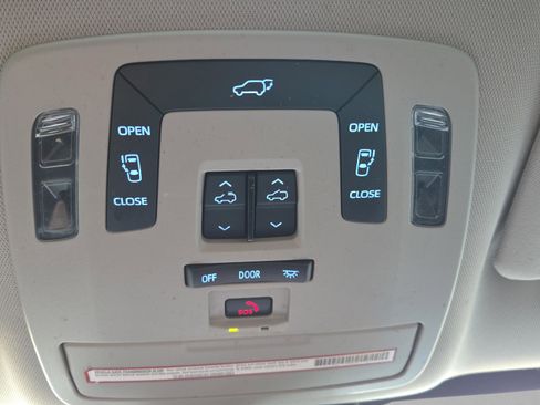 Used 2021 Toyota Sienna XLE image 30