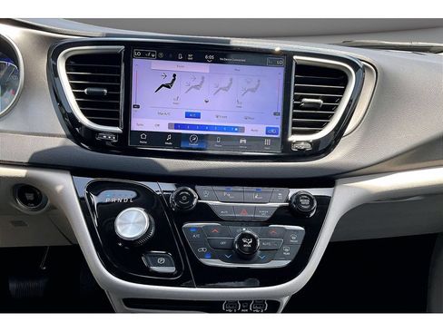 Used 2024 Chrysler Pacifica Touring-L FWD image 8