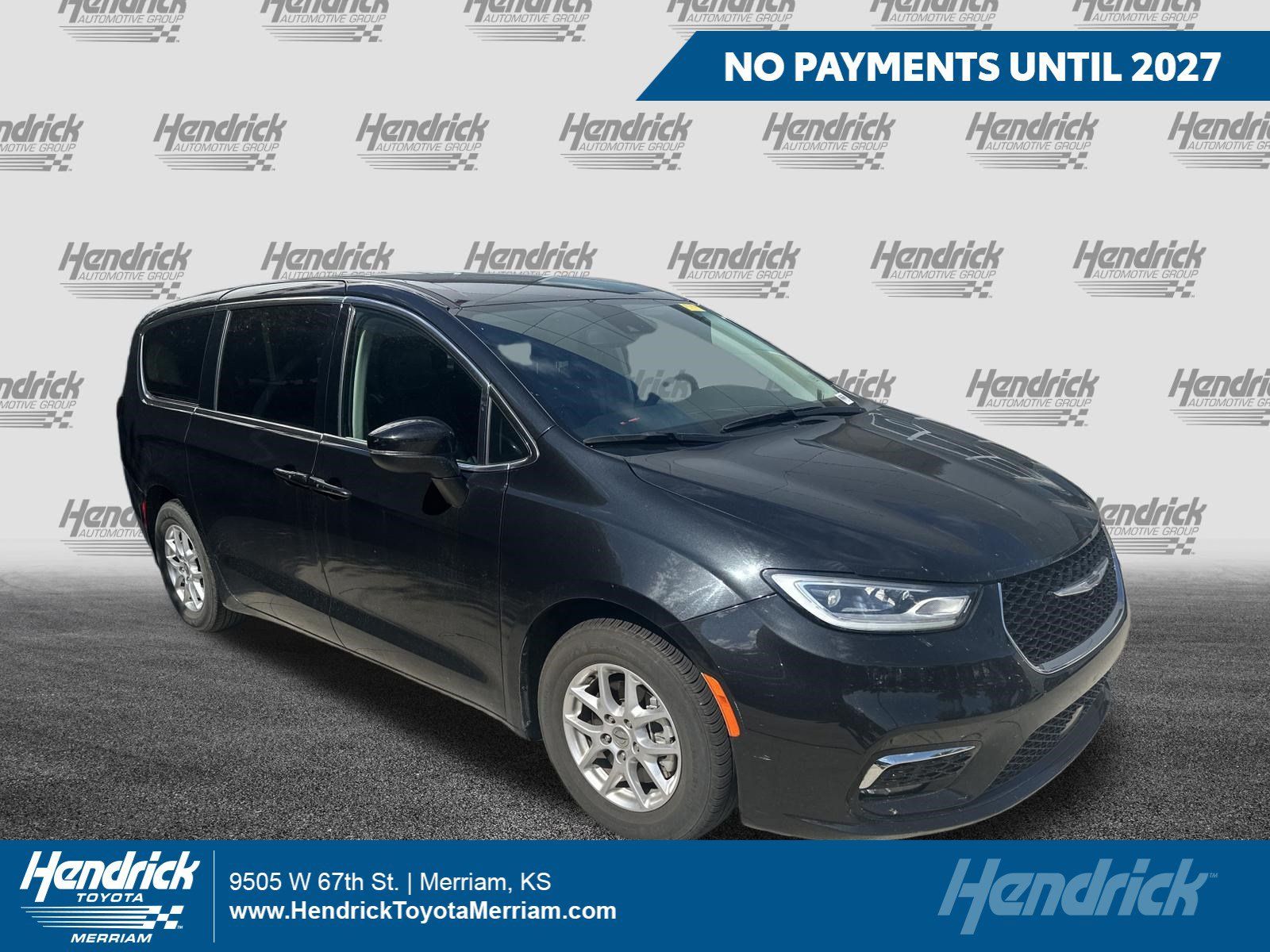 Used 2023 Chrysler Pacifica Touring-L FWD image 1