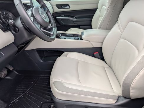 Used 2025 Nissan Pathfinder SL AWD/4WD image 18