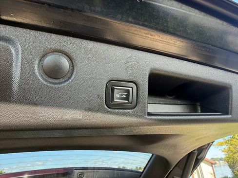 Used 2019 Chevrolet Equinox LT FWD image 18