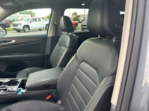 Used 2024 Volkswagen Atlas SEL AWD/4WD image 16