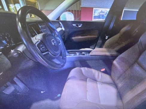 Used 2020 Volvo XC60 T5 Momentum w/ Protection Package image 5
