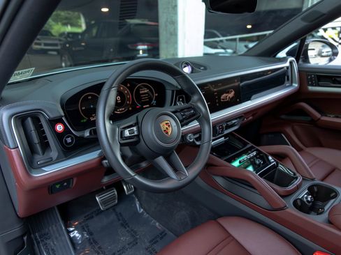 Used 2024 Porsche Cayenne S image 4