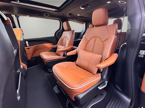 Used 2025 Chrysler Pacifica Pinnacle image 24