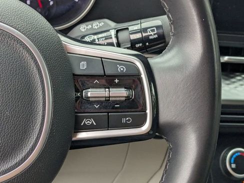 Used 2024 Kia Carnival LX image 16