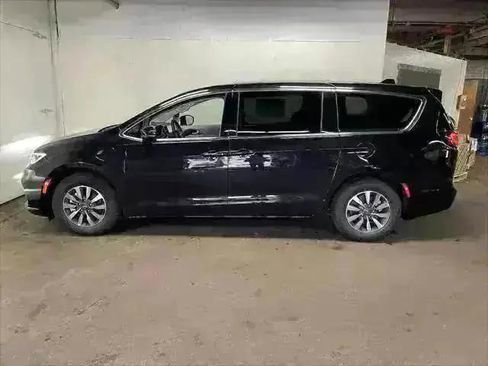 New 2023 Chrysler Pacifica Touring-L w/ S Appearance Package image 6