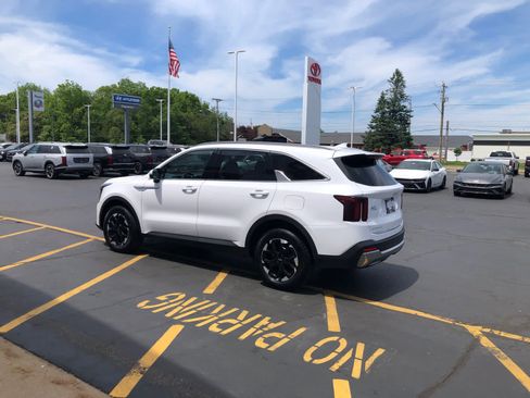 Used 2024 Kia Sorento S AWD/4WD image 3