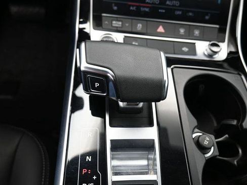 Used 2023 Audi Q8 Premium image 26