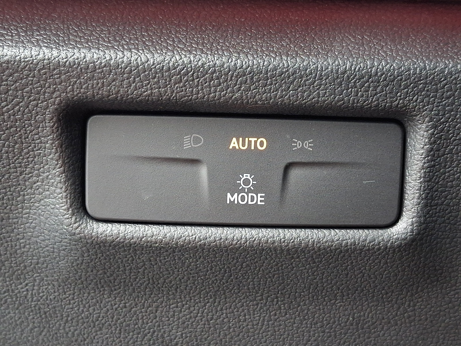 Used 2025 Volkswagen Tiguan SE AWD/4WD image 25