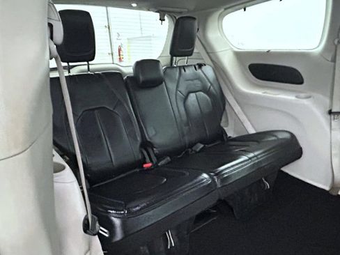 Certified 2022 Chrysler Pacifica Touring-L FWD image 17