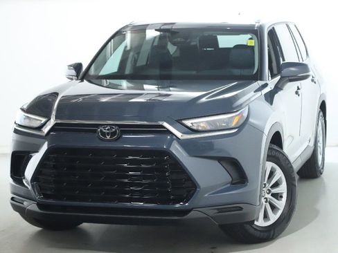 Used 2024 Toyota Grand Highlander XLE image 3