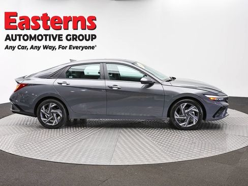 Used 2025 Hyundai Elantra SEL FWD image 4