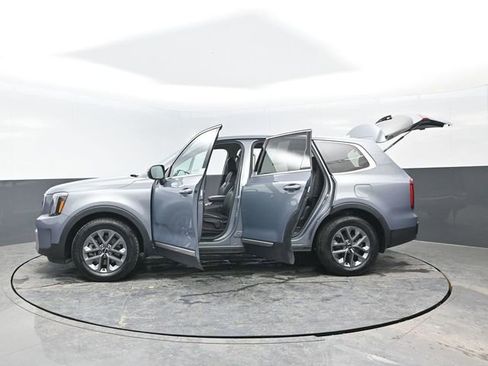 Used 2024 Kia Telluride LX image 39