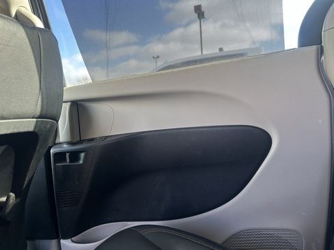 Used 2017 Chrysler Pacifica Touring-L image 31