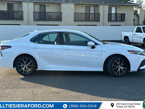Used 2024 Toyota Camry SE image 4