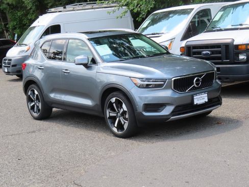Used 2019 Volvo XC40 T4 Momentum FWD image 8