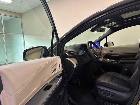 Certified 2025 Toyota Sienna Platinum image 24