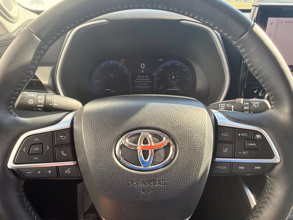 Used 2025 Toyota Highlander Limited AWD/4WD image 16