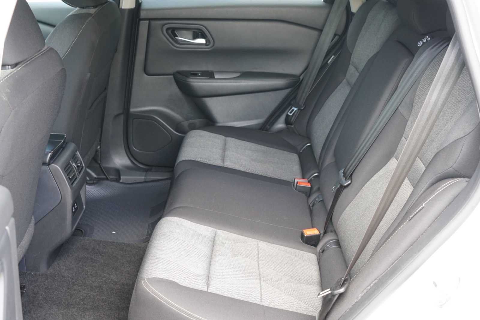 Used 2025 Nissan Rogue SV FWD image 19