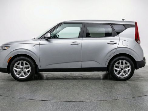 Used 2025 Kia Soul LX w/ LX Technology Package FWD image 5