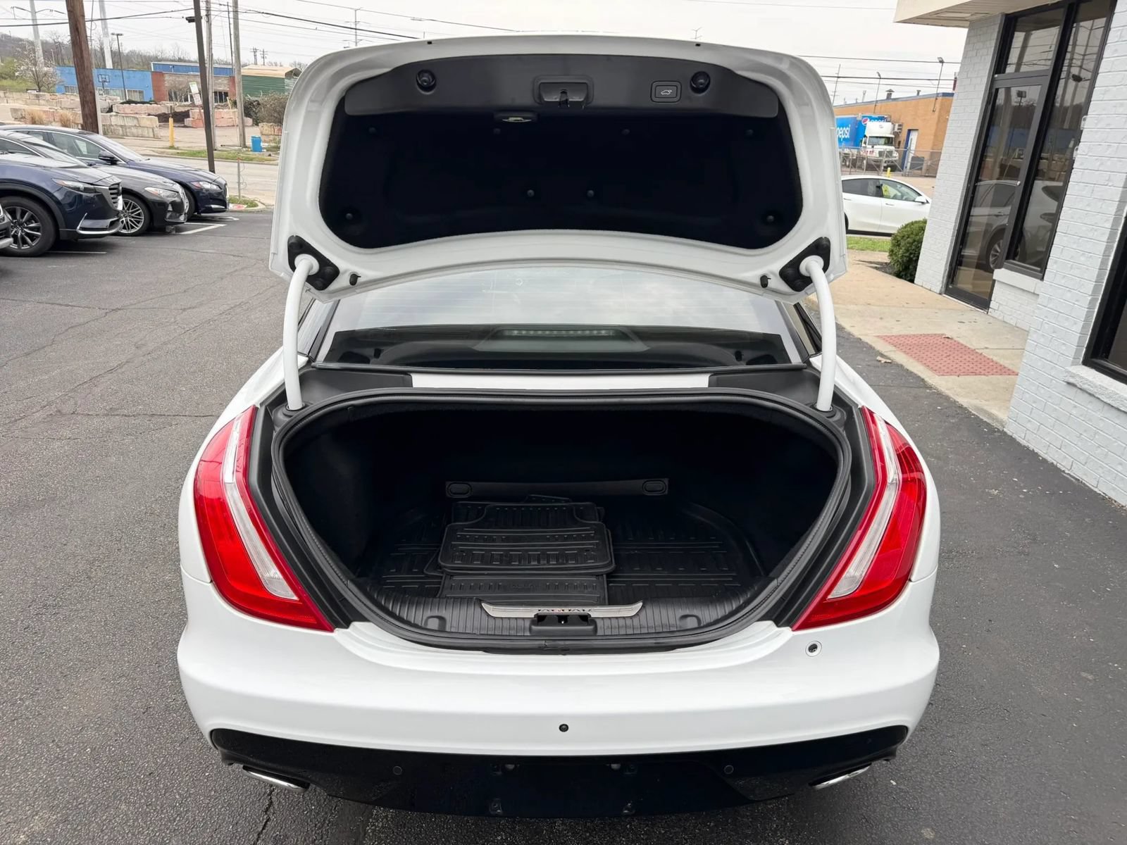 Used 2019 Jaguar XJ R-Sport RWD image 9