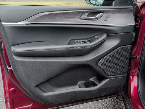 Used 2024 Jeep Grand Cherokee Limited w/ Luxury Tech Group II image 9