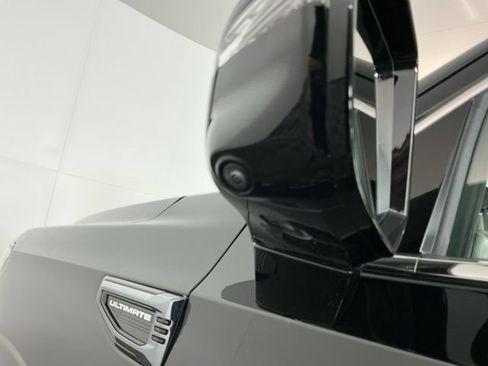 Used 2025 GMC Yukon Denali Ultimate AWD/4WD image 9