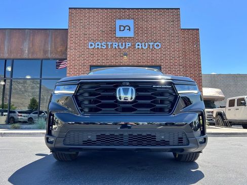 Used 2025 Honda Pilot Black Edition image 2