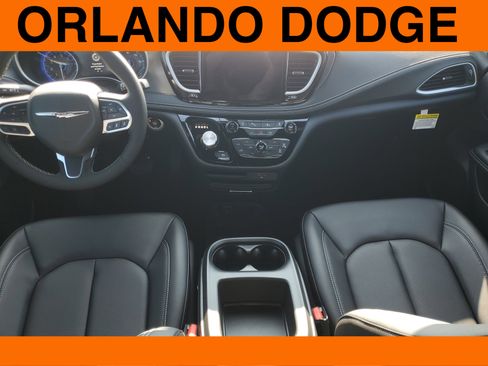 New 2026 Chrysler Pacifica Select image 11