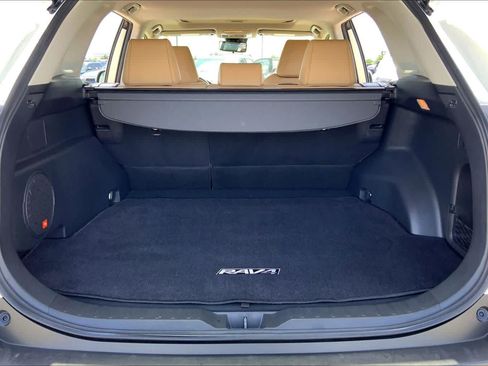 Used 2019 Toyota RAV4 Limited FWD image 34