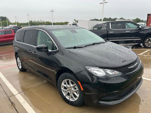 Used 2023 Chrysler Voyager LX image 7