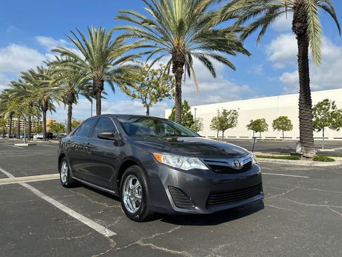 Used 2014 Toyota Camry LE image 1