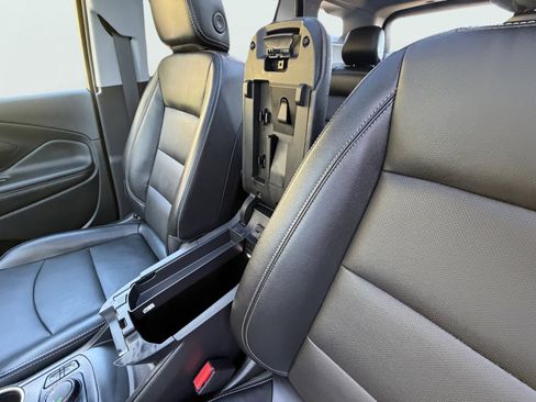 Used 2024 GMC Terrain SLT w/ Infotainment Package II image 33