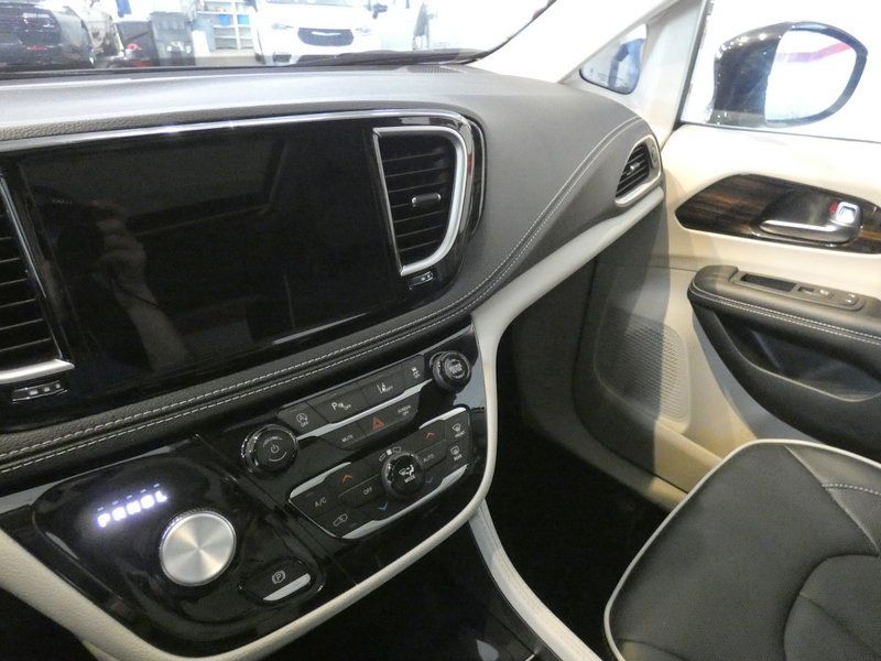 Used 2024 Chrysler Pacifica Limited w/ Trailer Tow Group AWD/4WD image 12