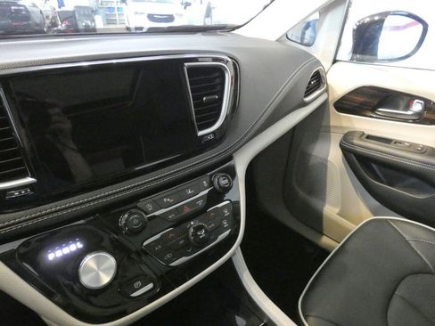 Used 2024 Chrysler Pacifica Limited w/ Trailer Tow Group AWD/4WD image 12