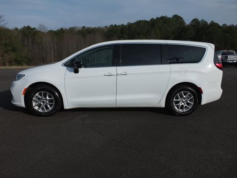 Used 2024 Chrysler Pacifica Touring-L image 6