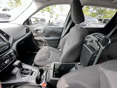 Used 2019 Jeep Cherokee Latitude w/ Popular Appearance Group FWD image 25
