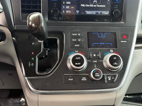 Used 2017 Toyota Sienna XLE w/ XLE Navigation Package FWD image 18