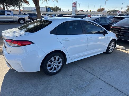 Used 2022 Toyota Corolla LE image 3