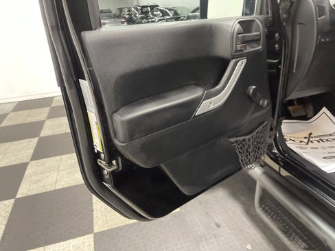 Used 2017 Jeep Wrangler Rubicon AWD/4WD image 10