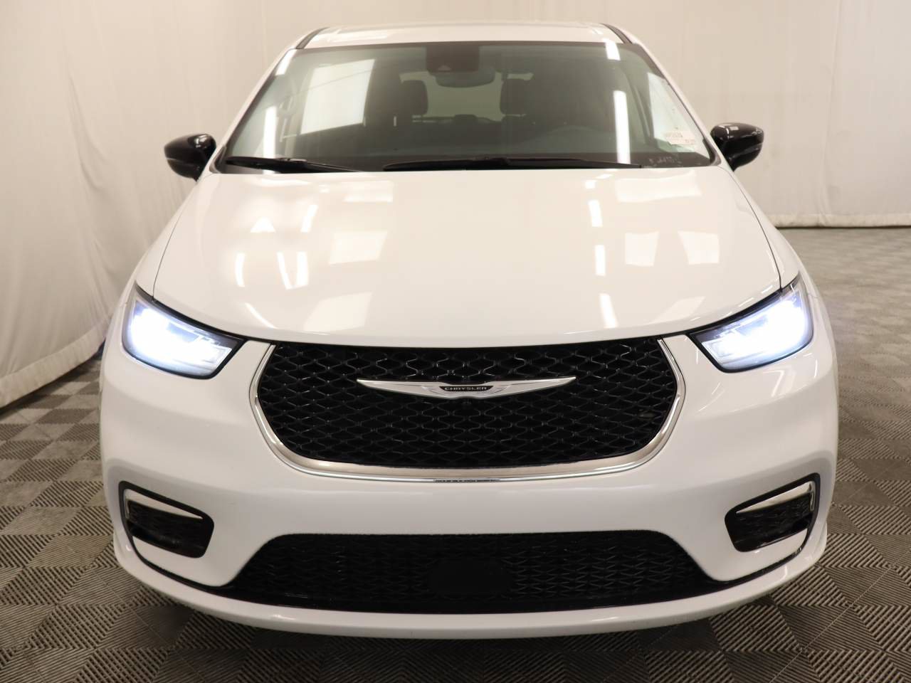 Used 2024 Chrysler Pacifica Touring-L FWD image 4