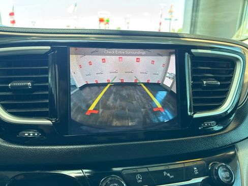 Used 2019 Chrysler Pacifica Touring Plus w/ Tire & Wheel Group FWD image 31