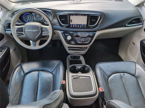 Used 2018 Chrysler Pacifica Limited FWD image 33
