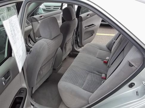 Used 2005 Toyota Camry LE FWD image 9