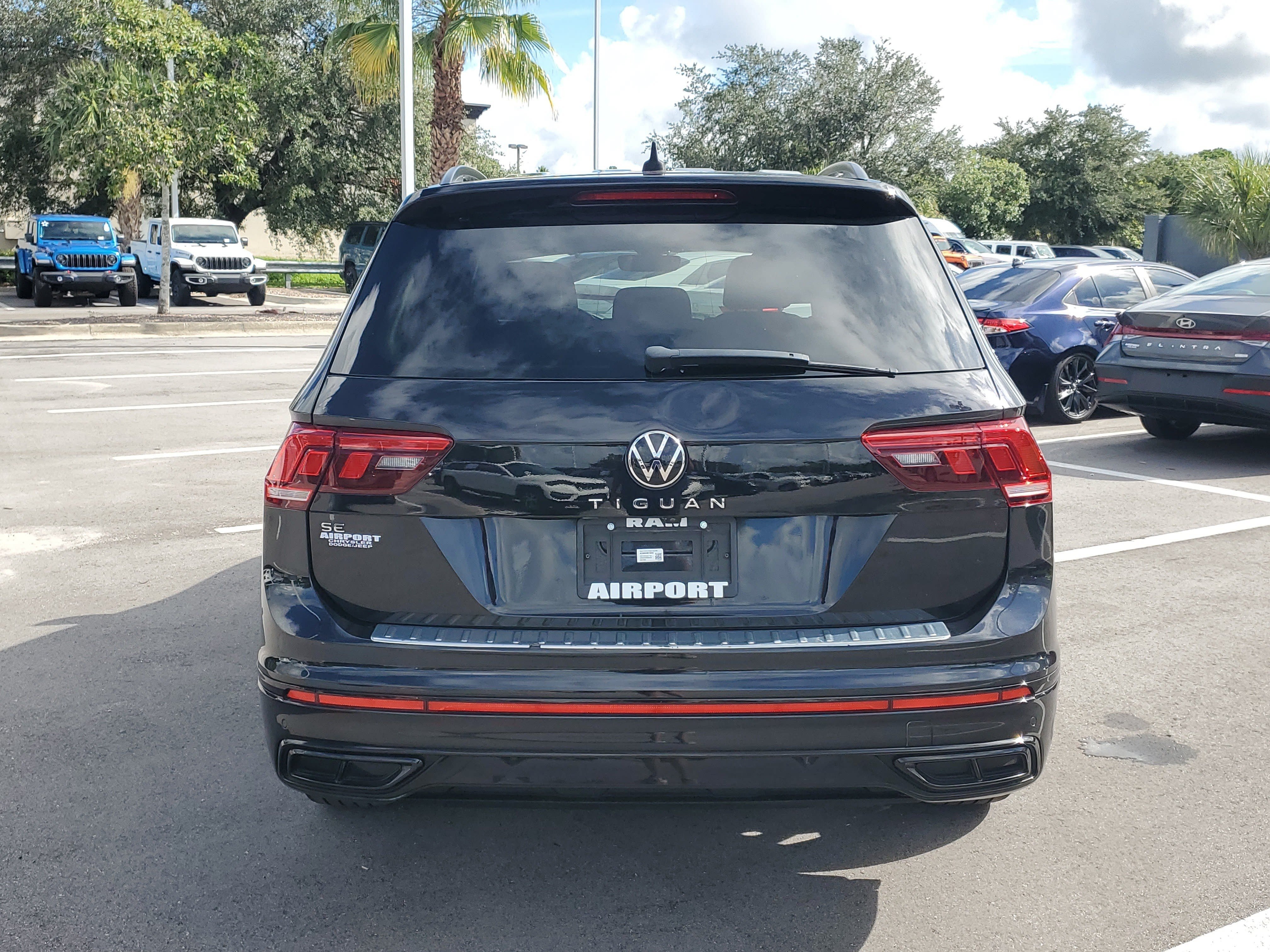 Used 2022 Volkswagen Tiguan SE R-Line FWD image 7