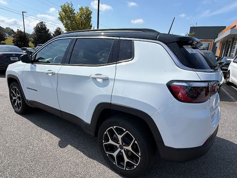 Used 2025 Jeep Compass Limited AWD/4WD image 10
