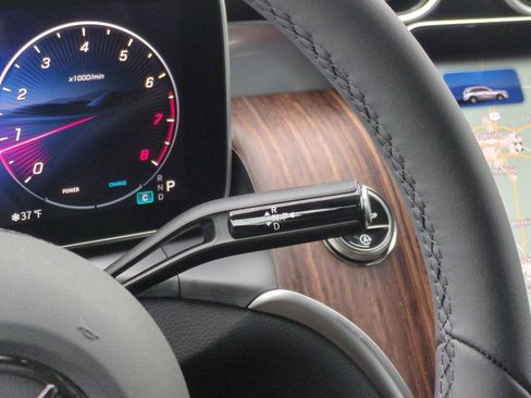 Used 2025 Mercedes-Benz GLC 300 4MATIC image 32