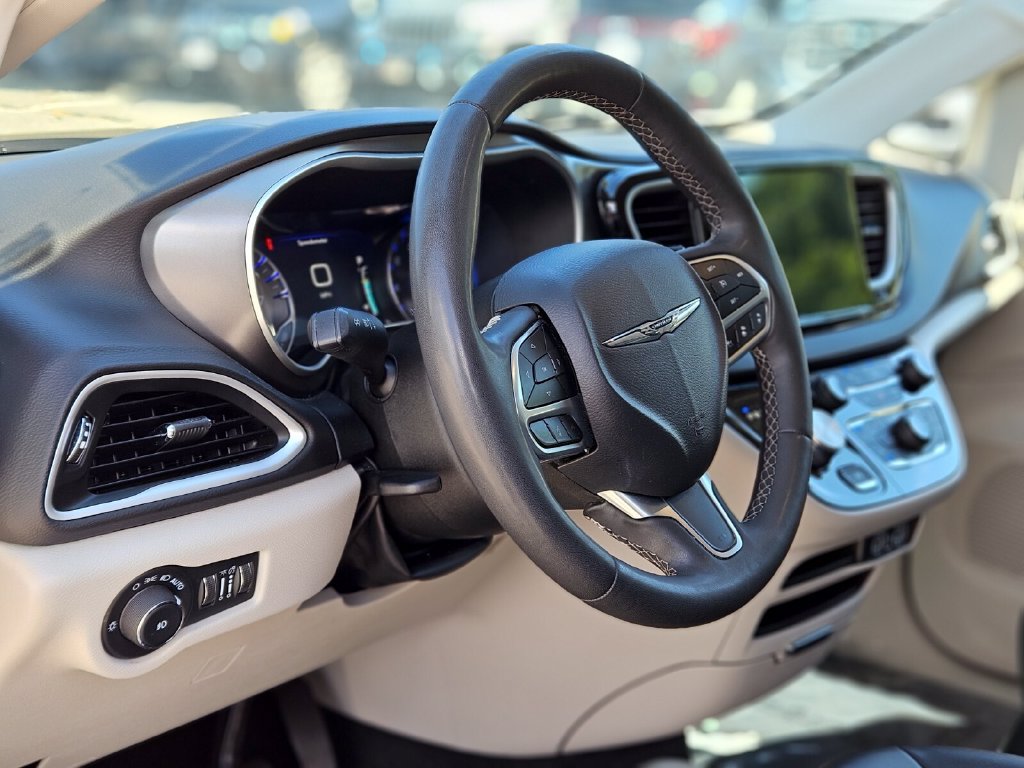 Used 2024 Chrysler Pacifica Touring-L FWD image 20