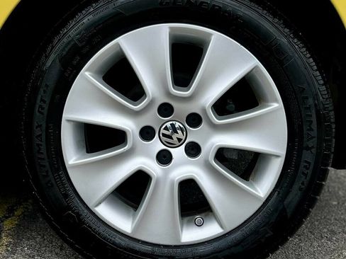 Used 2009 Volkswagen Beetle S FWD image 17